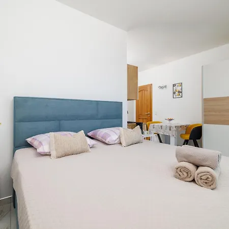 Sunshine E 茨里克韦尼察